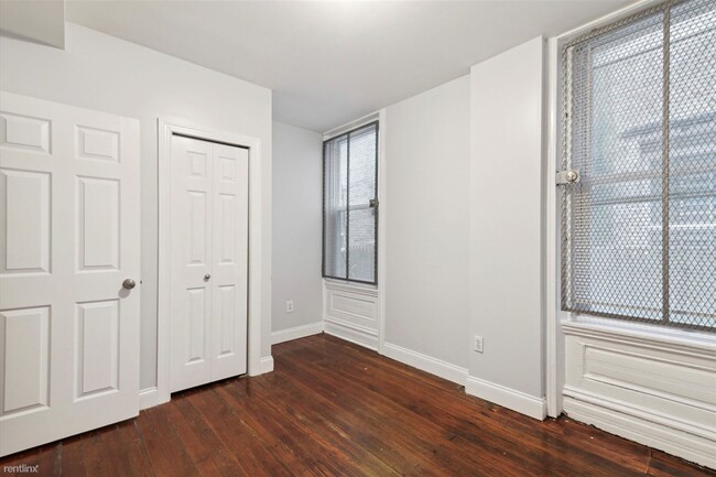 Building Photo - 3 br, 1 bath Triplex - 1729 W MONTGOMERY A...