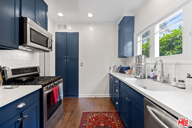 Building Photo - 813 1/2 N Coronado St