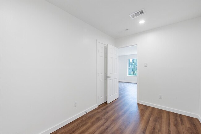 Building Photo - 11703 N Perry Ave