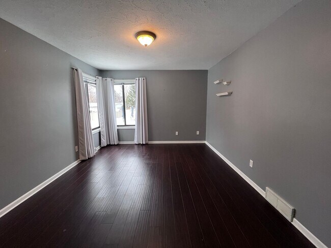 Building Photo - Single Family Home - Three Bedroom Tri-level!