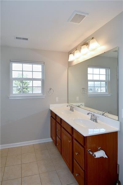 Building Photo - 616 Edison Dr