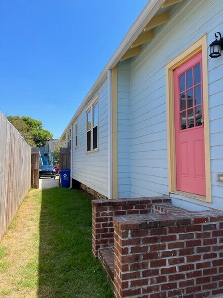 Building Photo - 3122 Upperline St