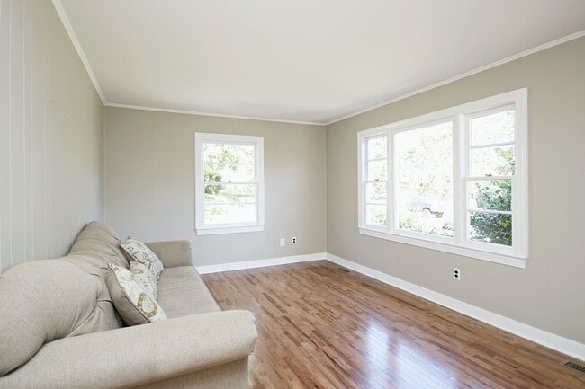 Building Photo - Updated Small Pet-Friendly Crozet Home