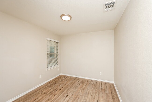 Building Photo - 806 Platinum Dr