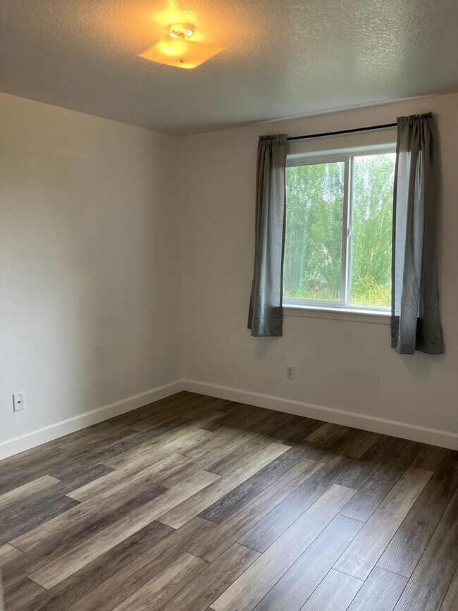 Building Photo - Three Bedroom Duplex in North Salem