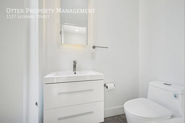 Building Photo - 1127 Leopard St