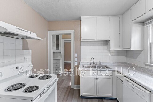 Building Photo - 5303 Charlotte St