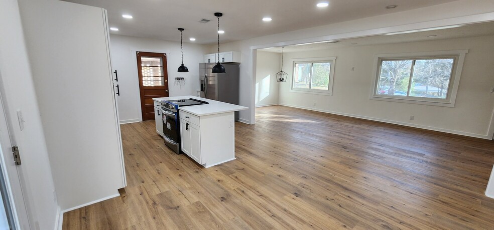 Building Photo - 3401 Windridge Dr