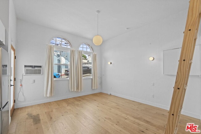 Building Photo - 1341-1342 Lilac Terrace