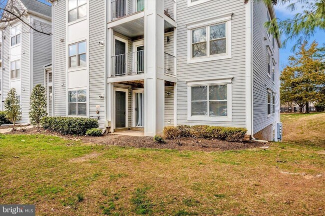 Building Photo - 10001 Vanderbilt Cir