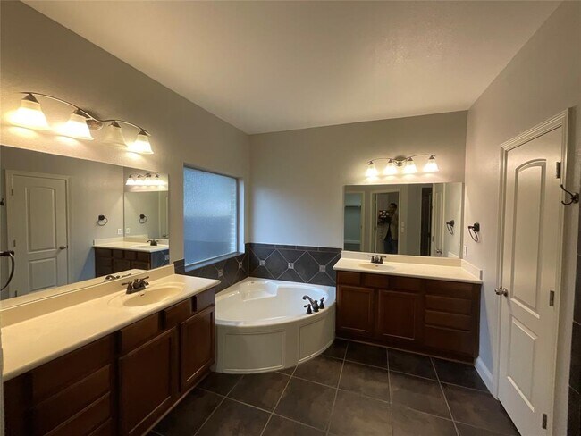 Building Photo - 3928 Crest Ln