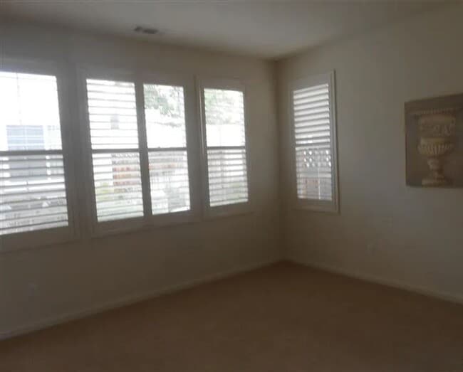 Building Photo - Cozy Townhouse