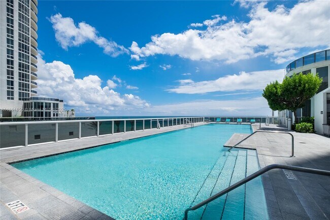 Building Photo - 15811 Collins Ave