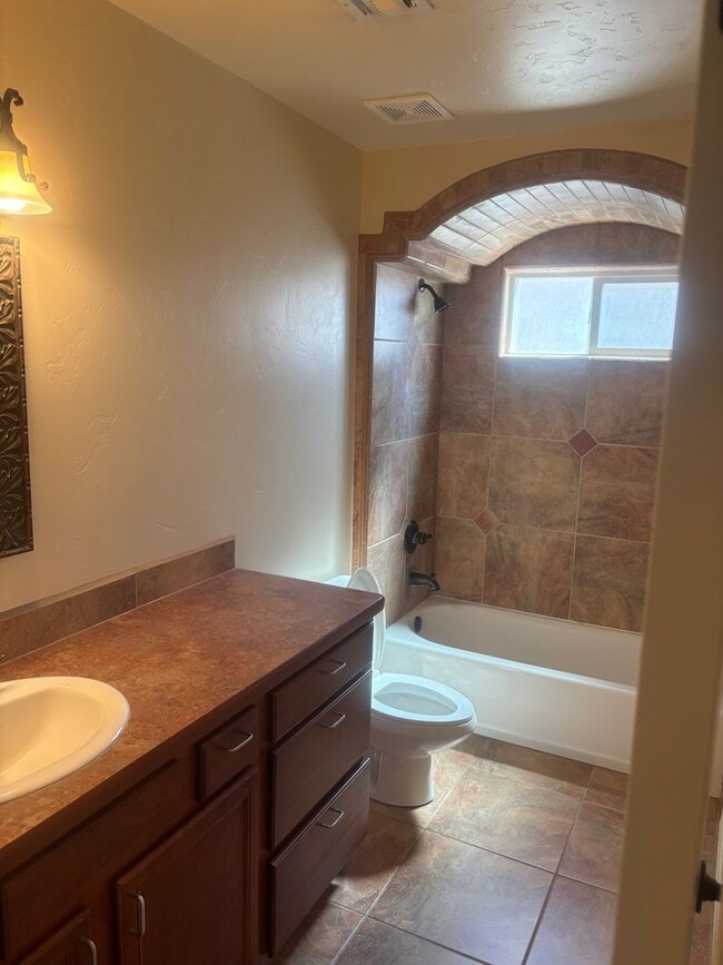 Building Photo - Beautiful Home Available Now!!