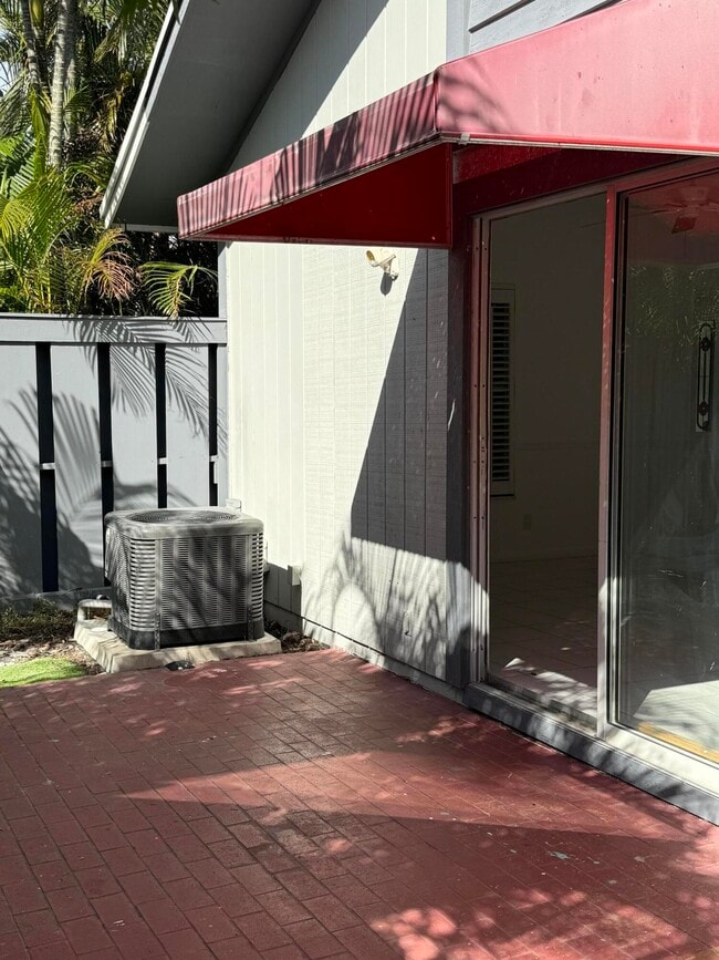 Building Photo - 429 N Cypress Dr