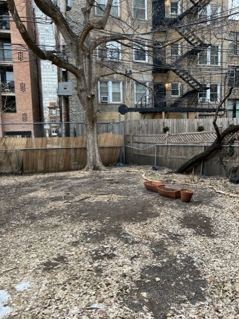 Building Photo - 638 W Grace St