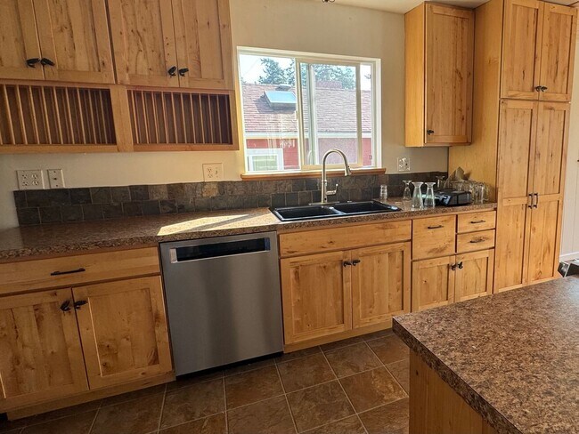 Building Photo - 3 Bed, 2 Bath in Anacortes WATER VIEW and ...