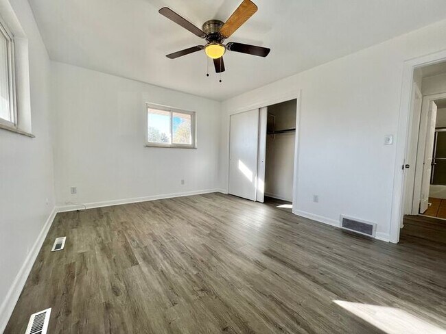 Building Photo - Newly Renovated 2 Bed 1 Bath Duplex in Nor...