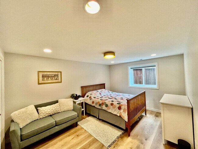 Building Photo - Spacious 5 Bed 3 Bath Home with In-Law Suite and huge yard in Olympic Hills
