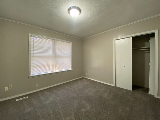 Building Photo - Huge 4 Bedroom in West Tulsa