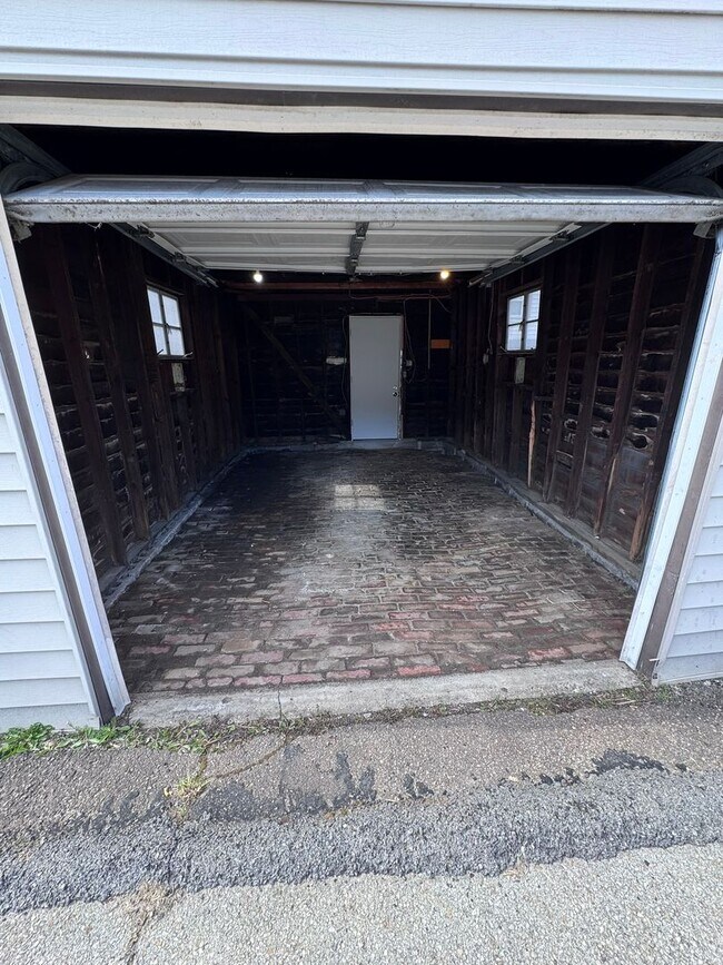 Building Photo - Gorgeous Fully Renovated 4-Bed 1-Bath House In Christy Park!!!