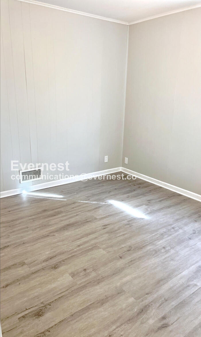 Building Photo - 13617 Craig Ave