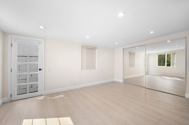 Building Photo - 729 Glenmore Blvd