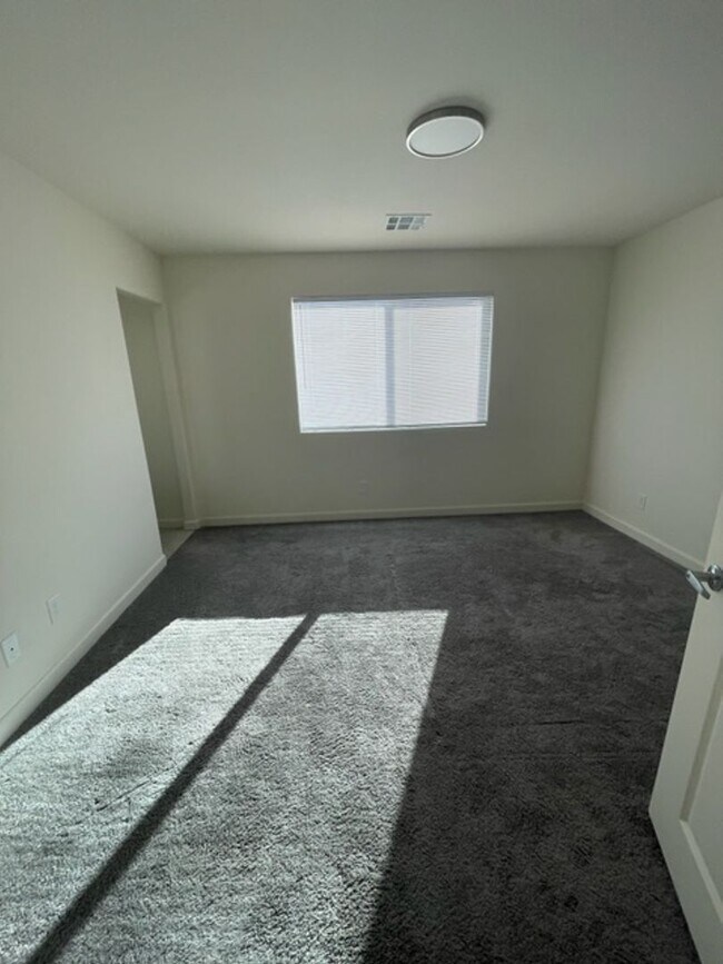 Building Photo - Beautiful Home with Open Living & Modern Finishes