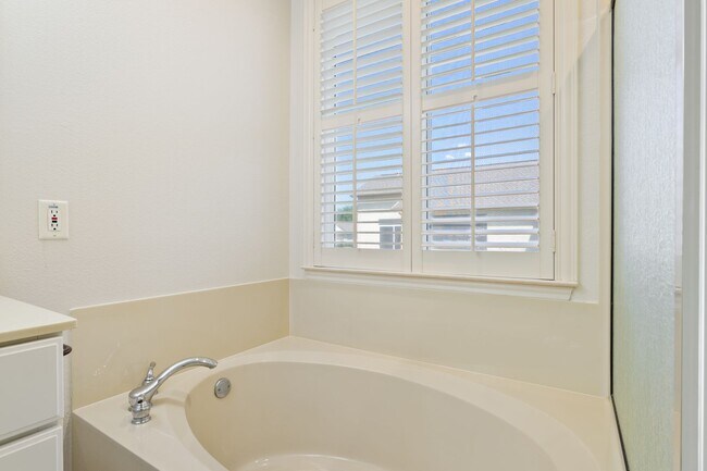 Building Photo - 102 Teacup Cove