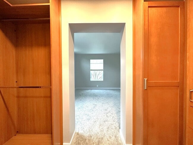 Building Photo - EPIC REA: Bright 1bd/1ba Condo with Washer/Dryer in unit and Parking!