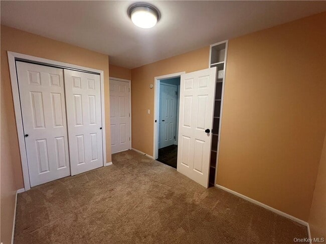Building Photo - 475 Country Club Ln