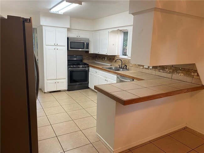 Building Photo - 713 Maple Dr