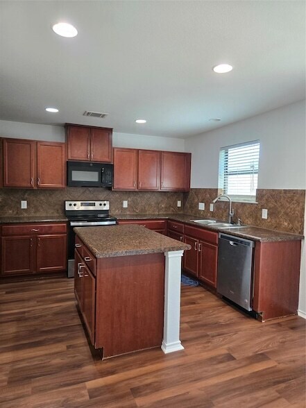 Building Photo - 1124 Hyde Park Dr