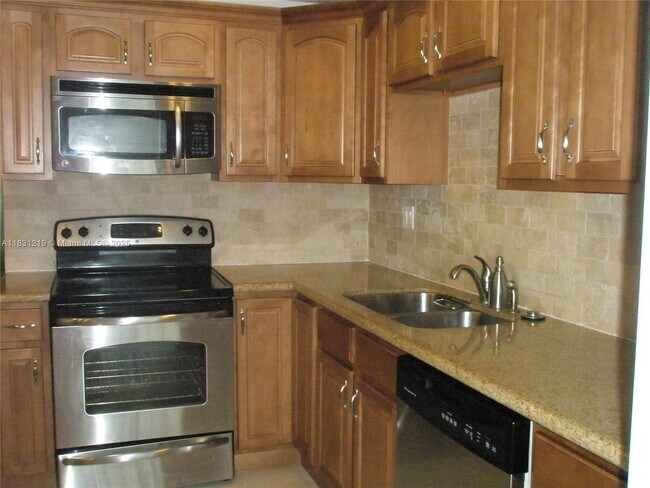 Building Photo - 10794 N Kendall Dr