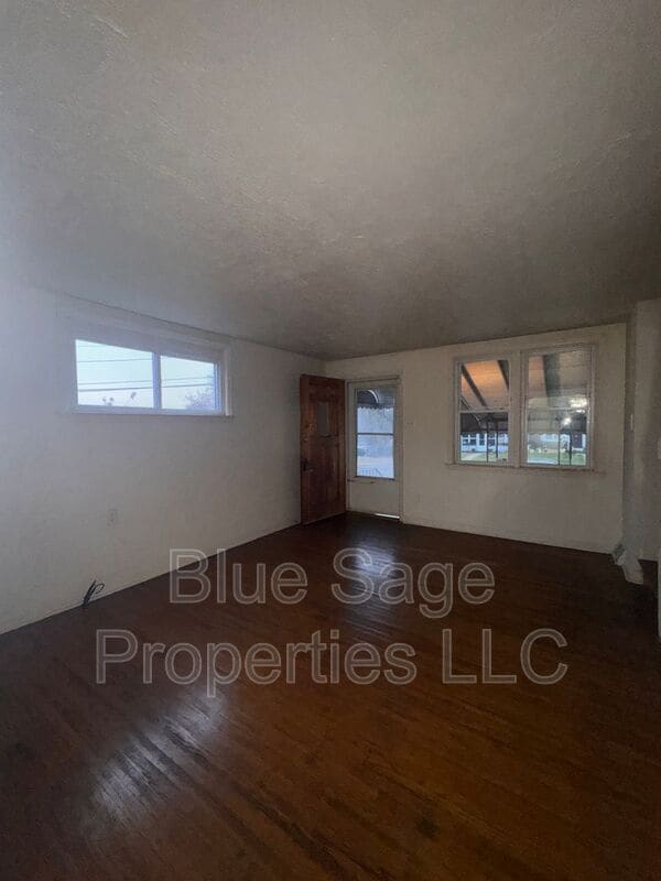 Building Photo - 575 S 4th St