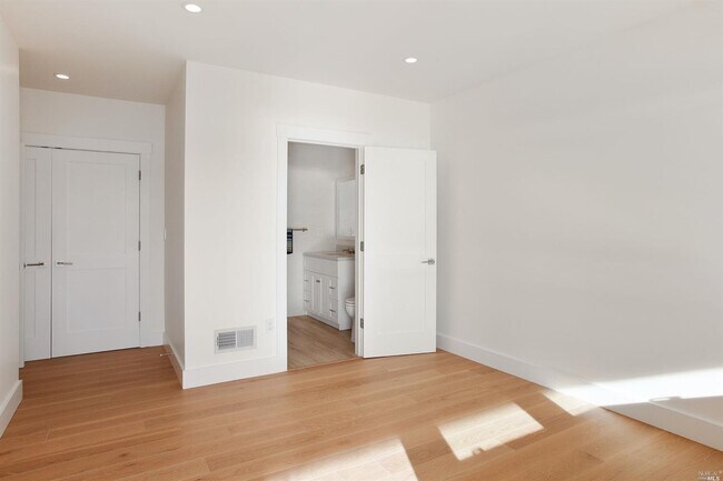 Building Photo - 386 Greenwood Beach Rd