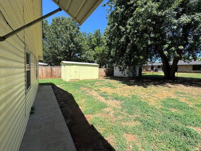 Building Photo - $300 0ff your move in for October 1st! All...