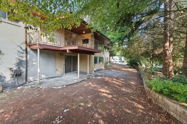 Building Photo - Mid-Century Gregory Heights 4 bedroom 2.25...
