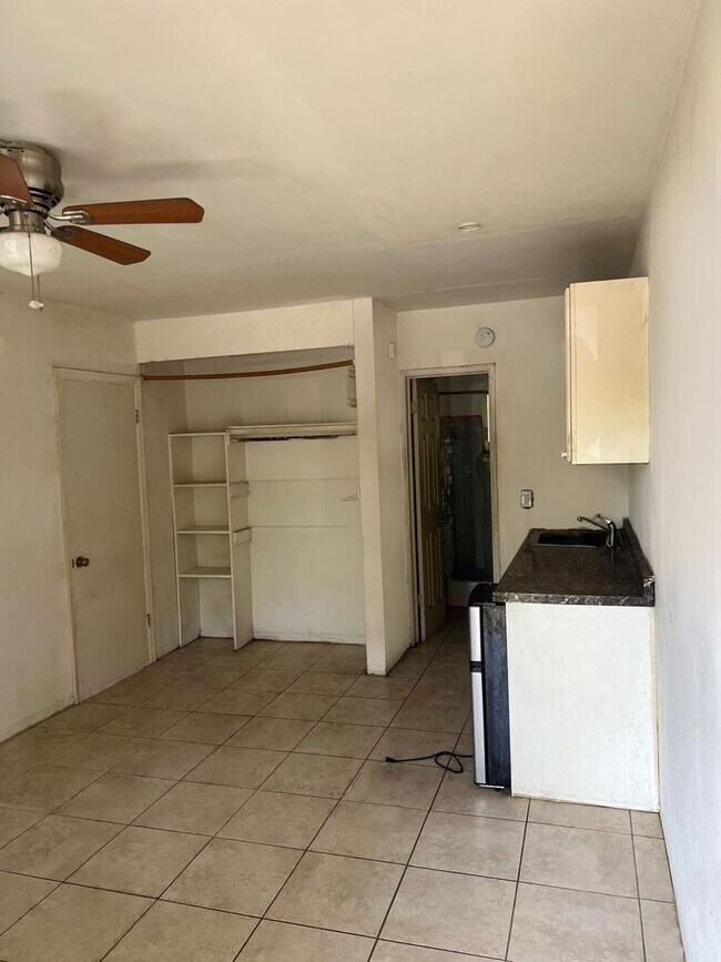 Building Photo - 1044 NE 11th Ave