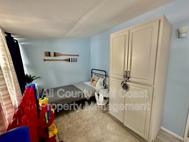 Building Photo - 515 15th Ave W