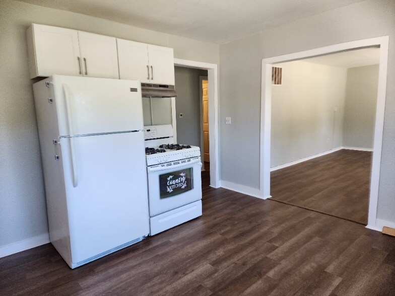 Building Photo - 646 Lois St