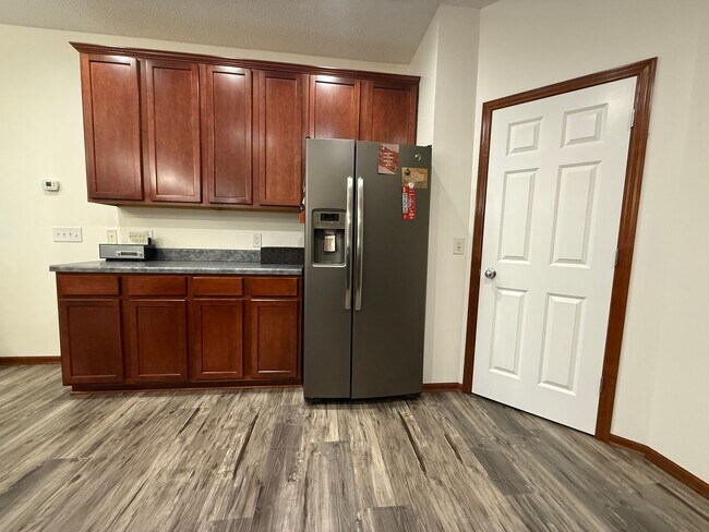 Building Photo - Great 3BR/2BA End Unit Elk River Townhome Available June!