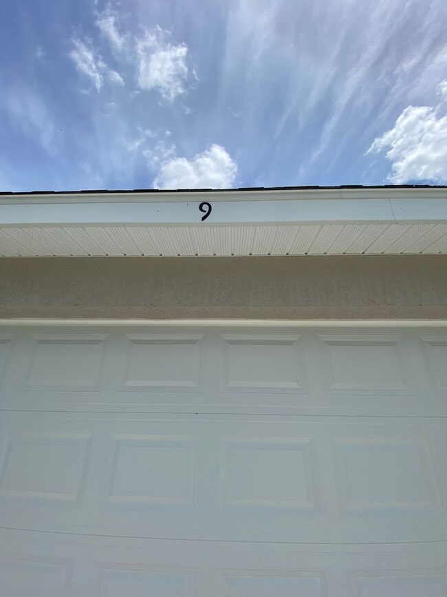 Building Photo - Silver Springs Shores - Welcome Home