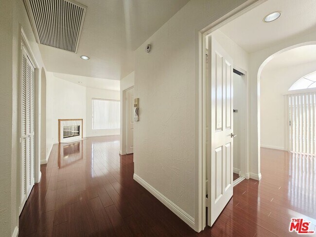 Building Photo - 801 Lorraine Blvd