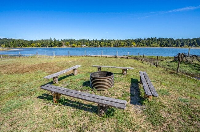 Building Photo - SHORT TERM LEASES! 1-6 months - 3-Bedroom ...