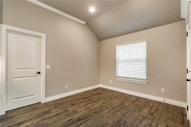 Building Photo - 2816 Oak Hill Ave