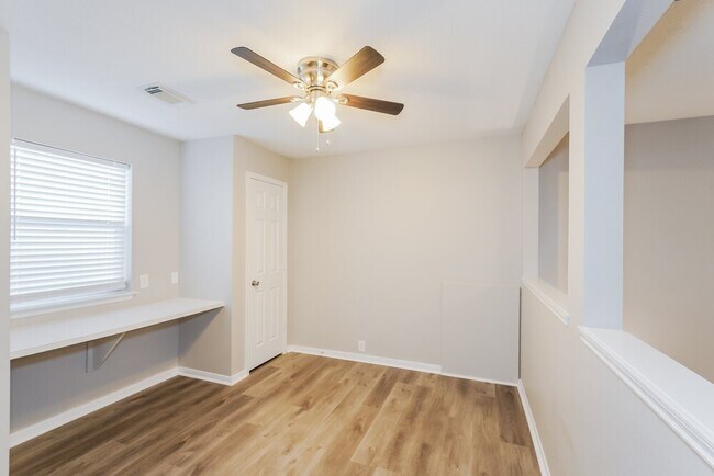 Building Photo - 17506 Hoover Gardens Dr