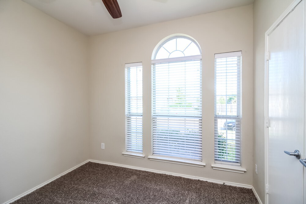 Building Photo - 10005 Blue Bell Dr