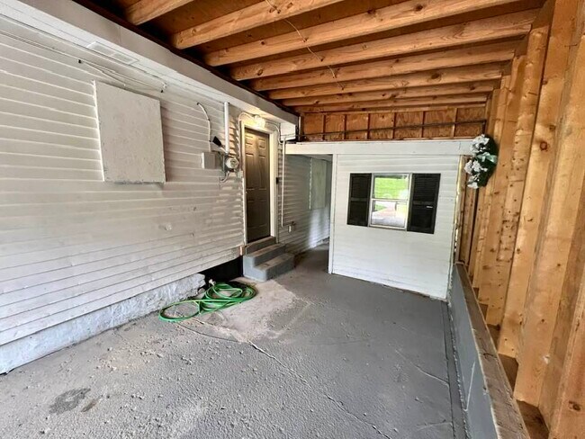 Building Photo - 2754 McCausland Ave