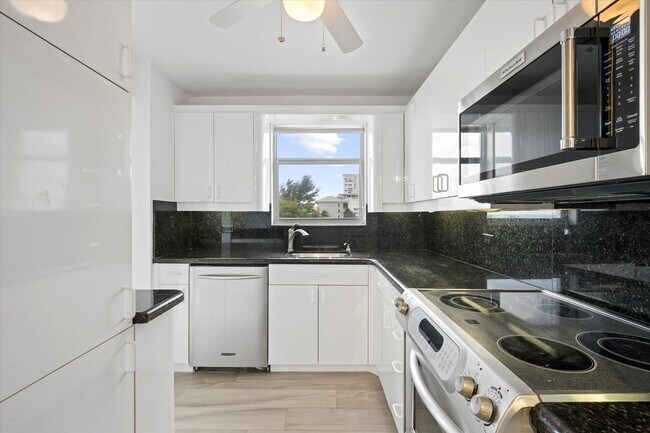 Building Photo - 1010 S Ocean Blvd